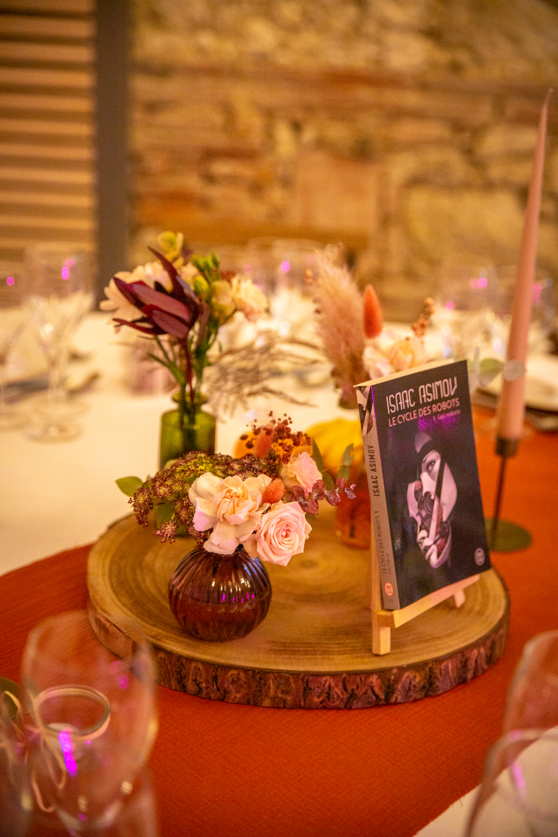 Mariage crépuscule d’automne — composition florale sur arche